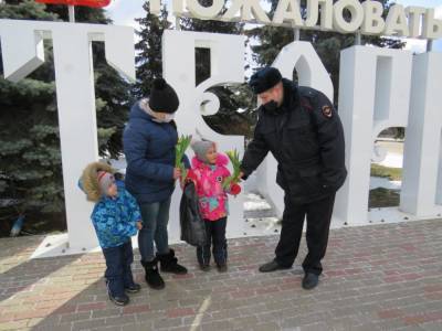 В Твери железнодорожные полицейские поздравили женщин с 8 марта
