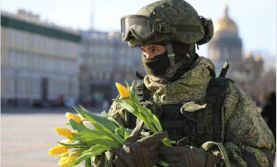 Петербурженки получили цветы от военных в честь 8 марта