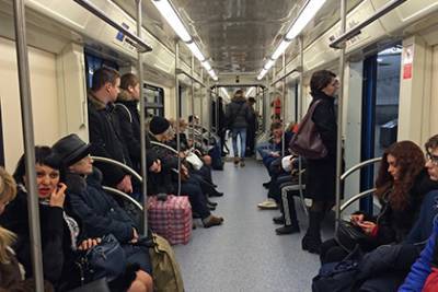 Против петербуржца возбудили уголовное дело за надпись про Путина в вагоне метро