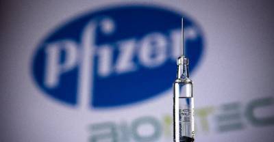 Гендиректор Pfizer не смог въехать в Израиль из-за отсутствия прививки от ковида