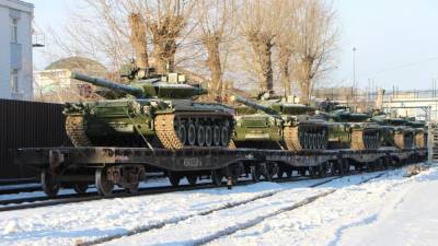 Танки Т-80У ЗВО с женскими экипажами поразили "врага" в Подмосковье
