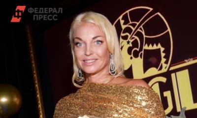 Золото, лепнина: Волочкова показала роскошный домашний театр