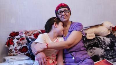 Бабушку с внучкой-сиротой из квартиры выселять не будут: суд отложили до 1 мая