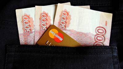 Россияне в преддверии 8 Марта стали чаще переводить деньги между картами