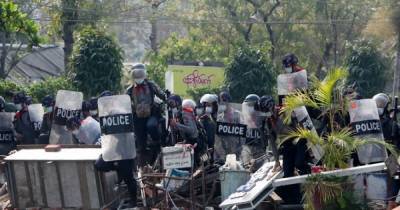 Военный переворот: демонстрантов в Мьянме разогнали светошумовыми гранатами и слезоточивым газом (ВИДЕО)