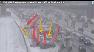 Снегопад в Москве: в двух ДТП на МКАД столкнулись 17 автомобилей