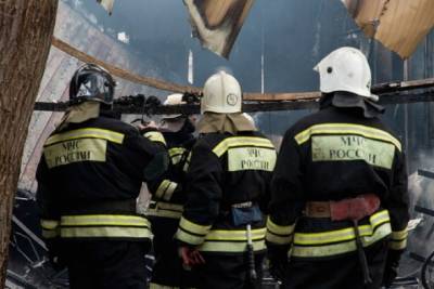 В Волгограде спасатели потушили пожар в хозпостройке