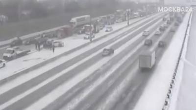 Видео из Сети. Снегопад в Москве: в двух ДТП на МКАД столкнулись 17 автомобилей