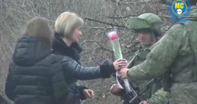 Цветы к 8 марта: миротворцы поздравили жительниц Карабаха с наступающим праздником – видео