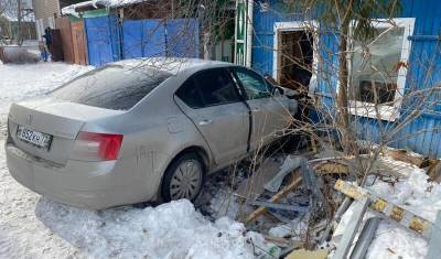 В Тюмени водитель врезался в частный дом, пострадал годовалый ребенок и трое взрослых
