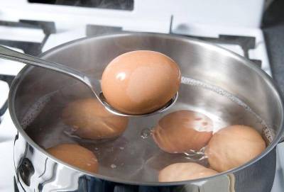 Как варить яйца в кастрюле, чтобы они не треснули? Полезный лайфхак для кухни