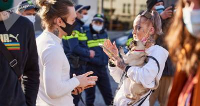 Лица в масках: молодежь в Тбилиси требует отменить комендантский час - фото