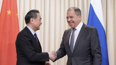 Глава МИД КНР рассказал, как Пекин и Москва борются с "политическим вирусом"