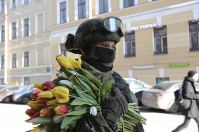 Военные ЗВО подарили петербурженкам тюльпаны в честь 8 Марта