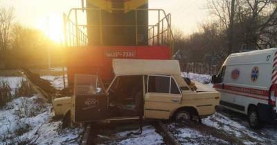 В Виннице поезд протаранил автомобиль и протащил его 200 метров — травмированyный водитель в реанимации