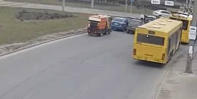В Киеве мужчина устроил ДТП и пытался сбежать, но ему помешали другие водители