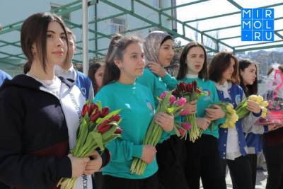 Более 4000 цветов раздали женщинам в Дагестане