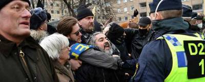 Полицейского в Стокгольме ранили на митинге против ковид-ограничений