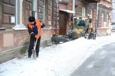 Петербургские дворы после снегопада убирают 6 тысяч дворников