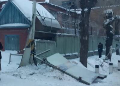 Шли с корпоратива к 8 Марта: на женщин в Омске упала бетонная стена, одна погибла
