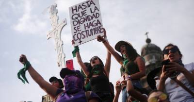 8 марта по-мексикански. В преддверии женского дня в Мексике забаррикадировали дворец президента