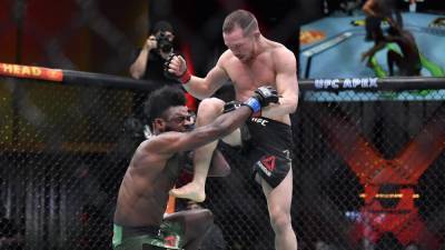 Боец из России со скандалом потерял титул чемпиона UFC за запрещенный удар – видео