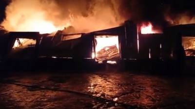 Пензенские пожарные почти сутки тушили полыхающий склад с пластиковой продукцией