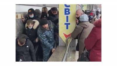 На Украине покупатели штурмом взяли магазин сэконд-хэнда - видео