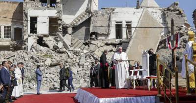 Папа Римский выступил в бывшей "столице" ИГИЛ в Ираке и помолился за жертв войны (5 фото)