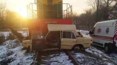 В Виннице поезд протаранил автомобиль с водителем: фото