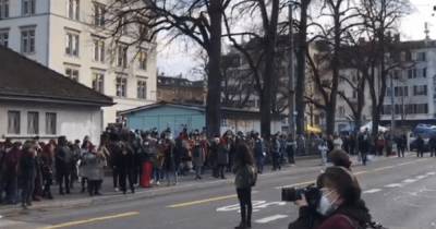 Нарушали карантин: в Цюрихе полиция разогнала женскую демонстрацию слезоточивым газом