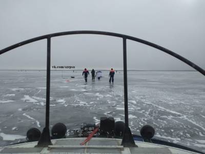 Фото: спасатели уговорили 400 рыбаков уйти со льда в Ломоносовском районе