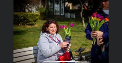 Женщинам Крыма подарили цветы в рамках акции "Вам, любимые!"