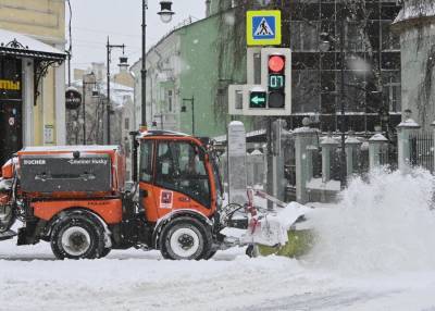 Городские службы Москвы начали подметать улицы на фоне снегопада