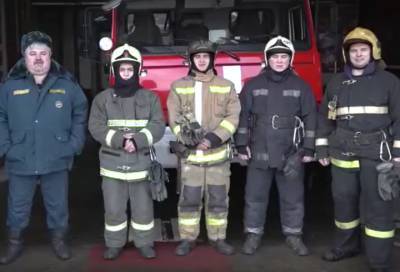Видео: Пожарные поздравили жительниц Ленинградской области с наступающим 8 Марта