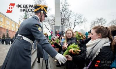 Военнослужащие поздравили россиянок красочными акциями
