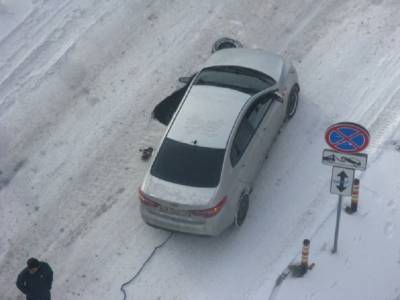 Фото: асфальт провалился посередине дороги в Мурино – в провал попала машина
