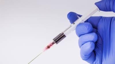 В Австрии временно остановили вакцинацию препаратом AstraZeneca из-за смерти человека