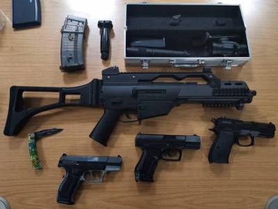На вокзале в Мюльхайме полиция нашла у подростка «арсенал» оружия