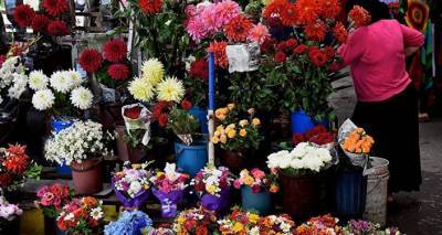 Цветы к 8 Марта - дорогие сетевые магазины и киоски у метро с нетерпением ждут праздника