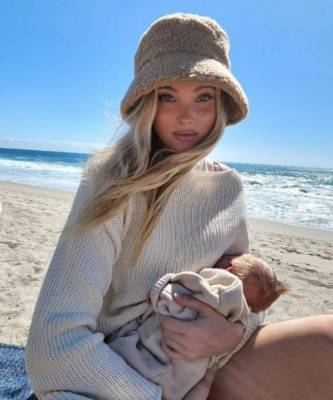 Сама нежность: Эльза Хоск на пляже вместе с новорожденной дочерью