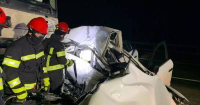 Грузовик раздавил легковушку в Хмельницкой области — пассажиры погибли на месте (4 фото)