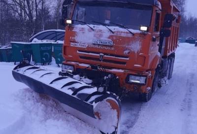 Техника вышла на борьбу со снегом в Приозерском районе