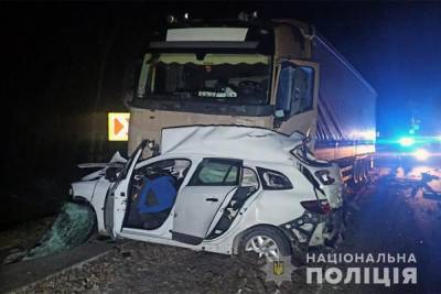 Грузовик раздавил легковушку на Хмельнитчине: пассажиры погибли