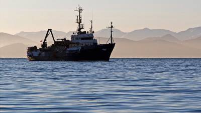 Загоревшееся в Японском море судно взято на буксир