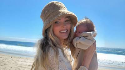 На пляже: Эльза Хоск очаровала сеть фото с маленькой дочкой