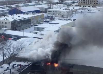 Пожар начался в ангаре на севере Москвы