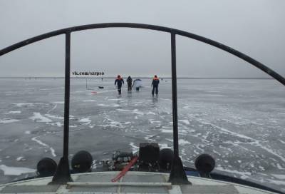 В Ломоносовском районе спасатели уговорили 400 рыбаков покинуть лед
