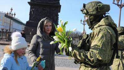 Петербургские военнослужащие ЗВО поздравили жительниц города с 8 марта