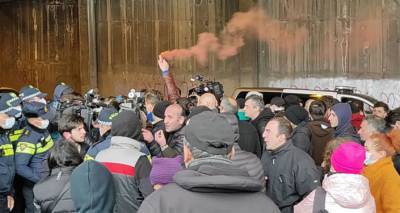 Шум и гам в Тбилиси: между оппозиционерами и силовиками произошла стычка - видео